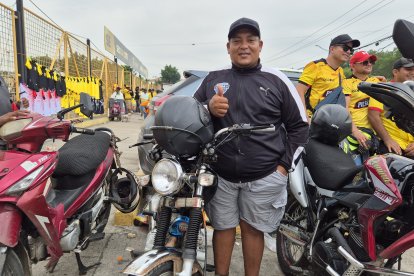 Aníbal Bravo viajo dos horas en moto para estar en la Noche Amarilla.