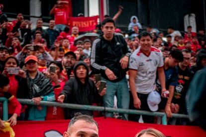 Lucas Mancinelli junto a su esposa y su hija, quienes son su gran compañía e inspiración.