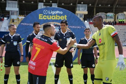 Mancinelli (i) es uno de los capitanes del Deportivo Cuenca.