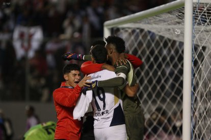 Jugadores de Liga de Quito celebrando la victoria.