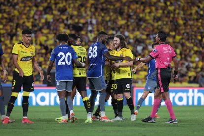 Carles Puyol jugo 30 minutos con Barcelona en la Noche Amarilla ante Emelec.