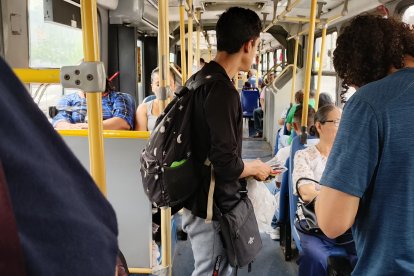 Vendedores ambulantes son vistos constantemente dentro de los articulados.