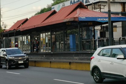 Las puertas del paradero Las Monjas no sirven desde hace más de dos meses.