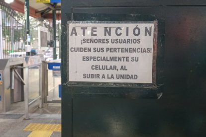 Carteles de precaución contra la inseguridad en los paraderos de la Metrovía.