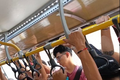 A pesar del calor y los empujones dentro de los buses, algunos pasajeros han desarrollado la habilidad de dormir de pie.