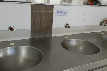 Avisos de baños inhabilitados en el terminal Río Daule.