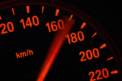 Existen límites de velocidad en Ecuador según el tipo de vía y de automotor.