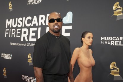 El rapero Kanye West y su esposa Bianca Censori  llegaron a la alfombra roja de la premiación