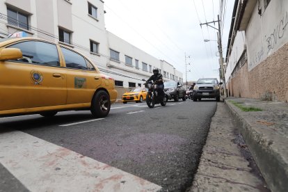 En la calzada aún se muestran los rastros de sangre.