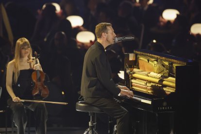 Chris Martin (Coldplay), quien interpretó All My Love en honor a los fallecidos