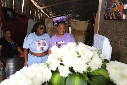 En el Guasmo, familiares de la víctimas velan su cuerpo.