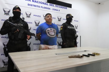 El sujeto detenido por la policía.