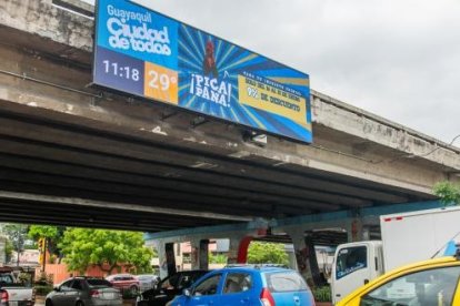 Las pantallas tienen un denominador común: muestran información municipal, como el pago de impuestos.