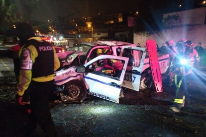 El vehículo en el que circulaban los policías quedó destrozado.