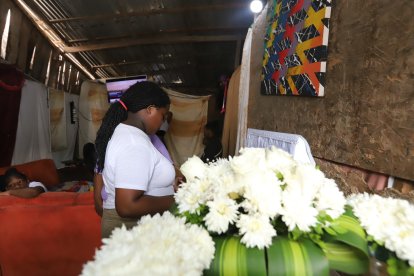 La hermana melliza de Miguel observaba con tristeza el féretro donde reposaban sus restos. Fue velado en su  domicilio.