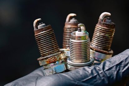 Una inspección visual permite detectar las bujías dañadas.