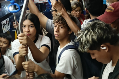 Las personas se aglomeran en las nuevas unidades de la Metrovía, pues los usuarios prefieren esperarlas para viajar con aire acondicionado.