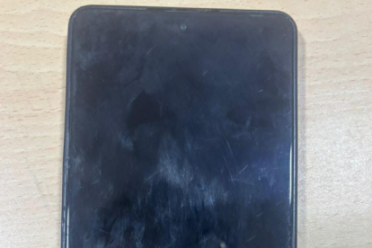 Entre la evidencias, se encontró un teléfono celular.