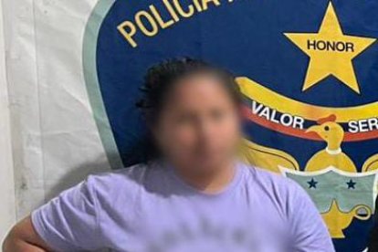 La mujer demostraba nerviosismo cuando la Policía hizo el operativo.
