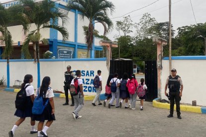 La niña le contó todo a su madre.