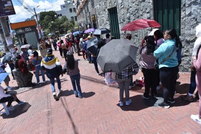 Los fines de semana hay hasta 500 personas esperando por un turno.