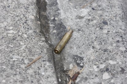 Casquillos de armas largas en el lugar del crimen.