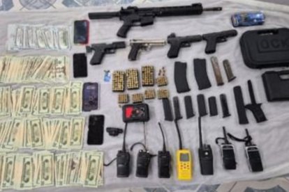 Entre las evidencias hay un arma larga.