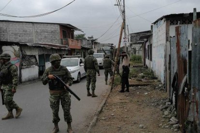 Personal militar ayudan en la vigilancia contra la delincuencia.