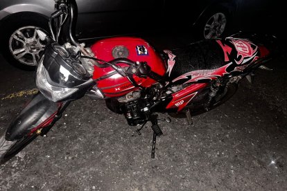 Entre las evidencias hay una moto retenida.