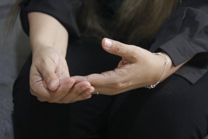 La madre del menor toma sus manos mientras relata la pesadilla que vive.
