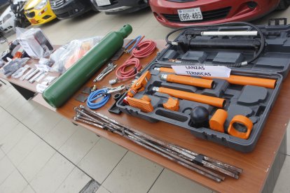 Entre las evidencias había cinco lanzas térmicas utilizadas para explotar cajeros automáticos.