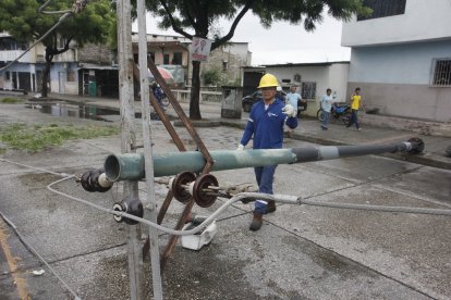 Personal de CNEL trabaja en el sitio para restablecer el servicio eléctrico.