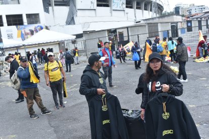 Hinchas del Barcelona SC llegan al Atahualpa.