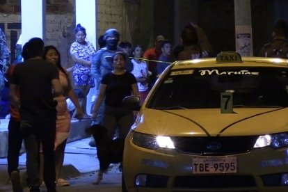 Familiares del conductor asesinado llegaron al sitio donde él quedó inerte.