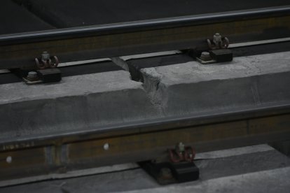 Los rieles del tren tienen dos fisuras de seis centímetros de longitud.