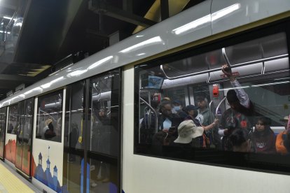 Todas las noches, un equipo técnico conformado por 80 personas realiza revisiones de la estructura del metro de Quito.