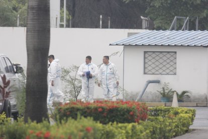 El personal policial utilizó trajes térmicos para llevar a cabo la remoción de los cuerpos.