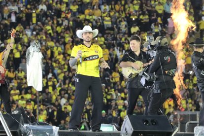 El arista colombiano Jessi Uribe canta en la Noche Amarilla 2025 en Quito.