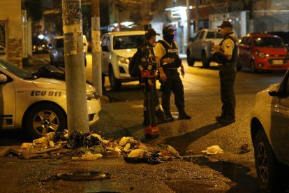 Según los vecinos, un estudiante encontró el feto en la esquina de una escuela del sector.