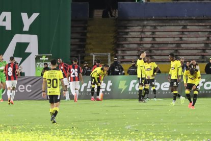 Jugadores del Barcelona SC reaccionan tras el 2-0 parcial.