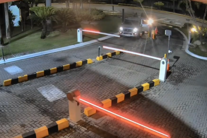 Sujetos enmascarados intentaron irrumpir en una urbanización de Samborondón.