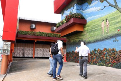 Hay clientes que optan por ingresar a pie a estos moteles.