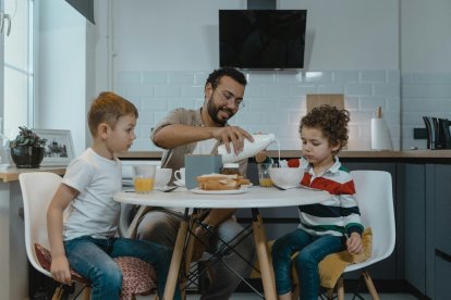 Es relevante, en este contexto, que la familia se reúna a la hora de la comida.