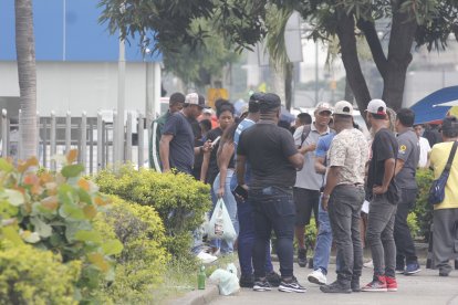 Familiares de la víctima fatal acudieron al Laboratorio de Criminalística para retirar su cuerpo.