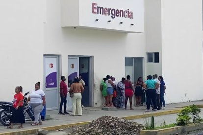 La pequeña está siendo intervenida en un hospital de Esmeraldas.