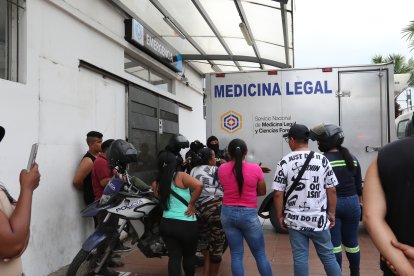 El carro de Medicina Legal llegó para trasladar el cuerpo del joven a la morgue.