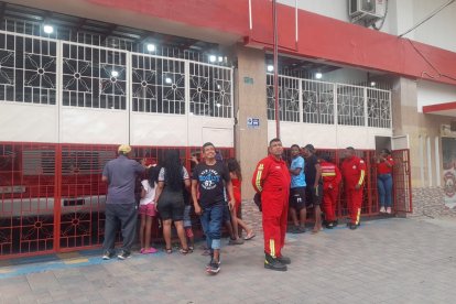 Varias personas agradecieron la labor de los bomberos por evitar una tragedia.