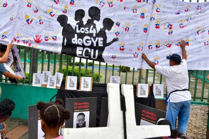 Caso Las Malvinas: colgaron pancartas tras dos meses de desaparición.