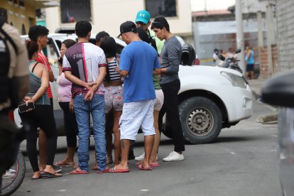 Familiares lamentaban lo sucedido en una cooperativa de Durán.