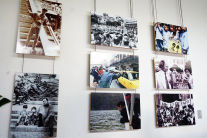 Las fotos del proceso de búsqueda y de protestas fueron enmarcados.